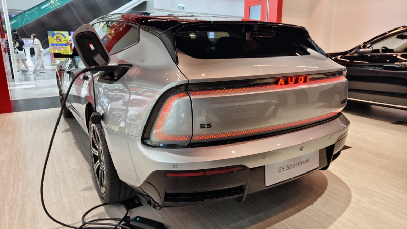 Сравнительный тест Audi E5 Sportback Quattro против Zeekr 007 GT.