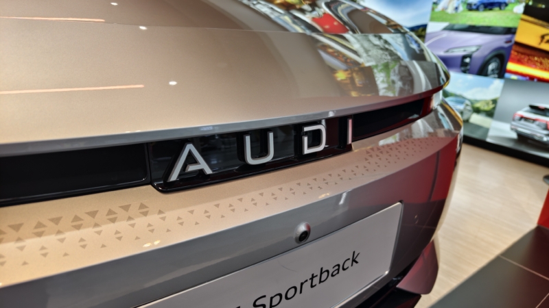 Сравнительный тест Audi E5 Sportback Quattro против Zeekr 007 GT.