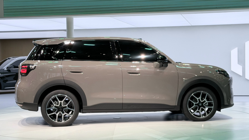 В Китае открыт прием заказов на новый компактный электрокроссовер Leapmotor A10