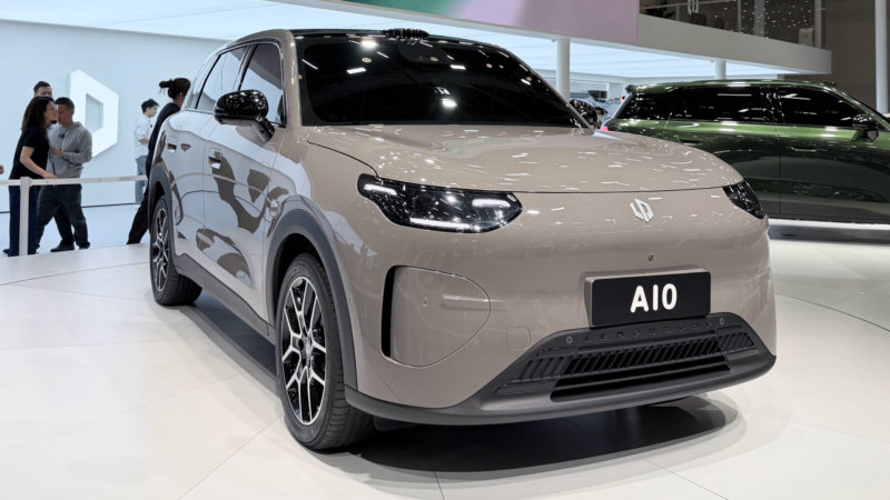 В Китае открыт прием заказов на новый компактный электрокроссовер Leapmotor A10