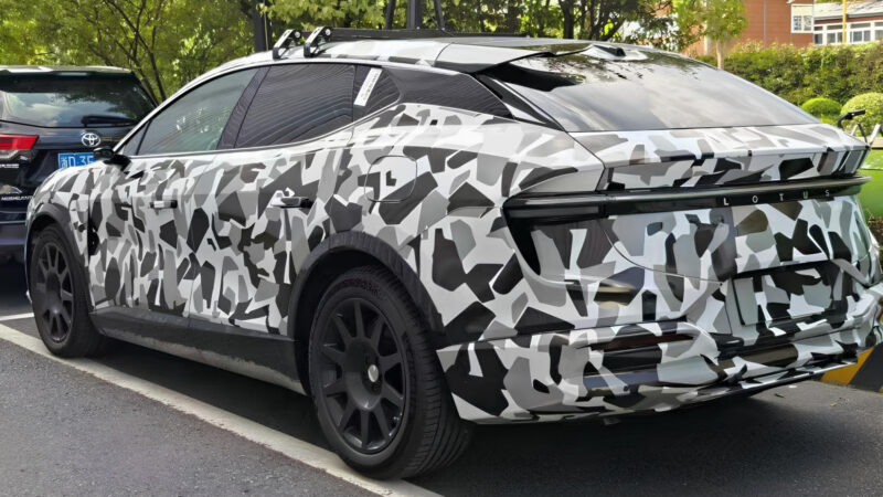 В Китае Lotus Eletre PHEV покажут в январе 2026, а в Европе — во втором полугодии следующего года.