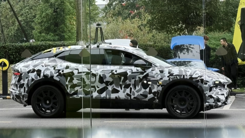 В Китае Lotus Eletre PHEV покажут в январе 2026, а в Европе — во втором полугодии следующего года.