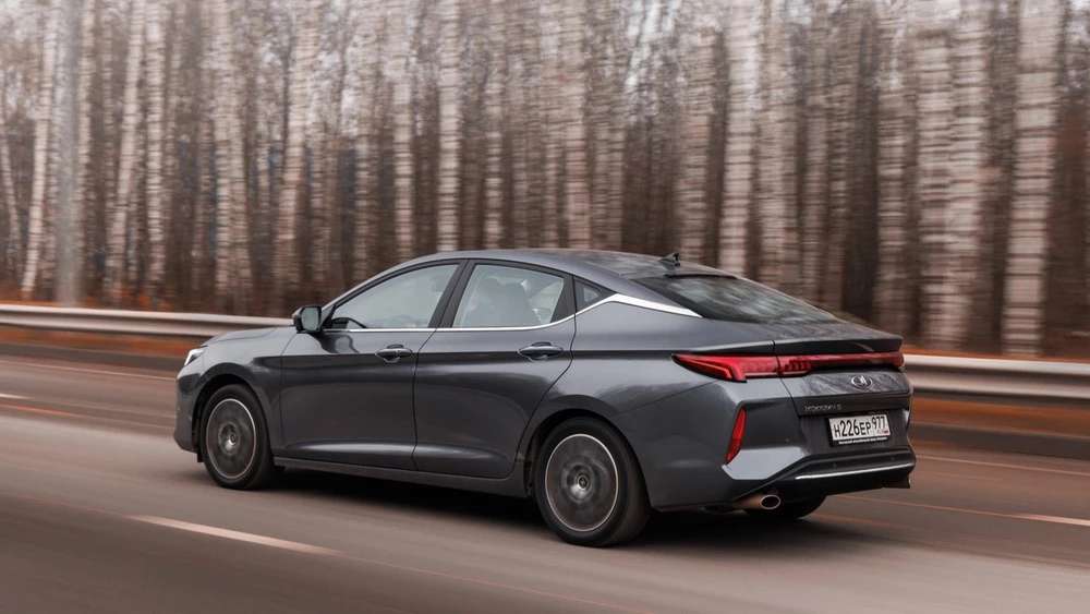 Москвич 6 сбоку сзади в динамике