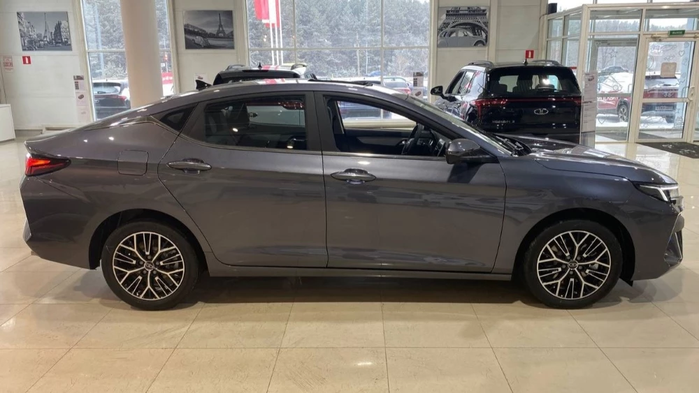 Лифтбек Москвич 6 у дилера в автосалоне сбоку Автоград Тюмень