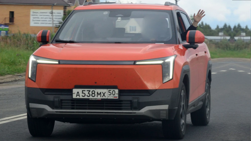 новый электрический кроссовер evolute i-joy сертифицируют в россии первые живые фото сбоку спереди рыжий оранжевый электромобиль