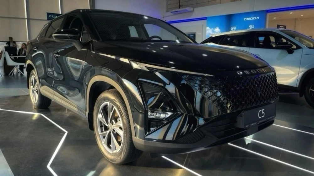 Рестайлинговый обновленный кроссовер Omoda C5 в автосалоне у дилера ринг воронеж купить новый сбоку спереди