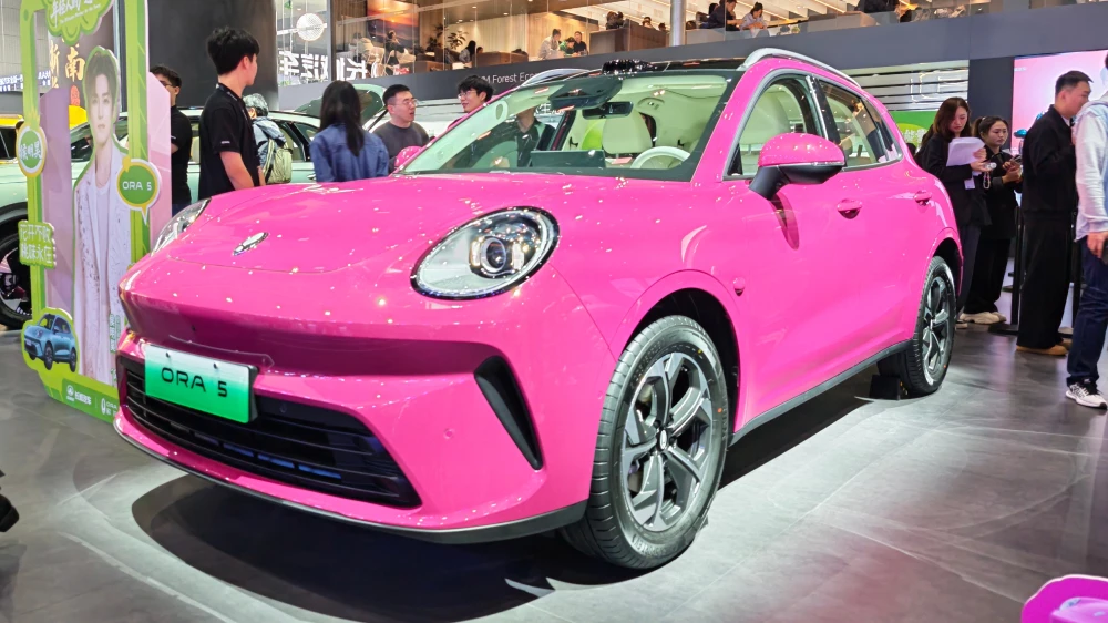 электромобиль ora 5 сбоку спереди розовый