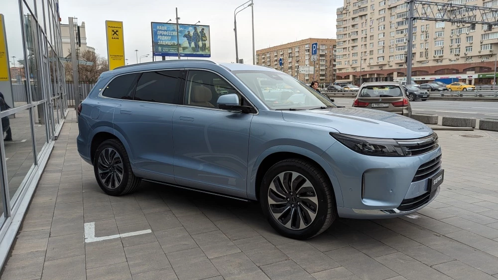 Seres M7 сбоку спереди