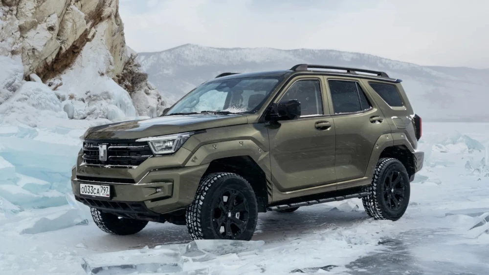 Tank 400 сбоку спереди зеленый в динамике