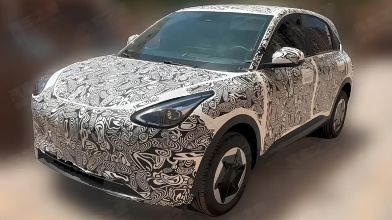 В Китае замечен обновленный электрический хэтчбек Geely EX2 во время дорожных испытаний.