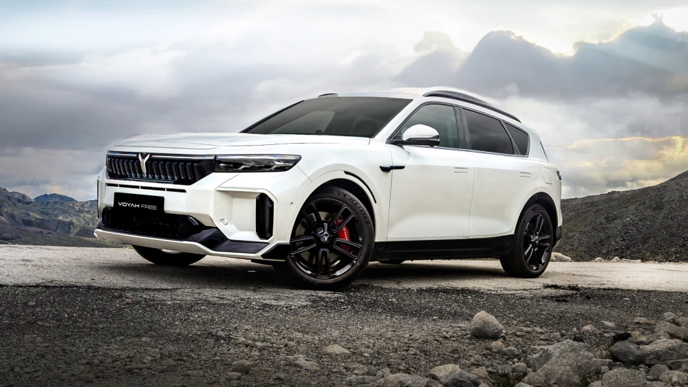 Обновленный кроссовер Voyah Free Sport+ с последовательной гибридной силовой установкой вышел в заказ на рынке России сбоку спереди гибридный автомобиль кроссовер белый