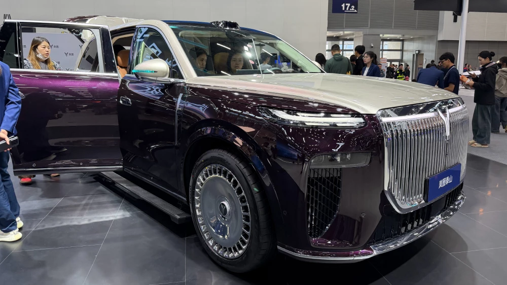 voyah taishan сбоку спереди внедорожник