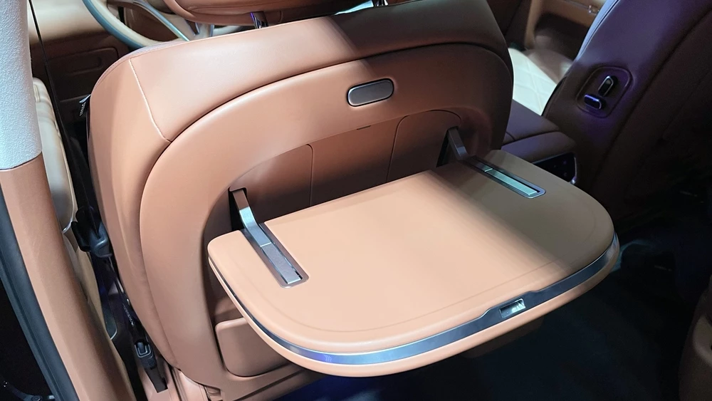 Voyah Taishan в России премьера салон интерьер столики второй ряд