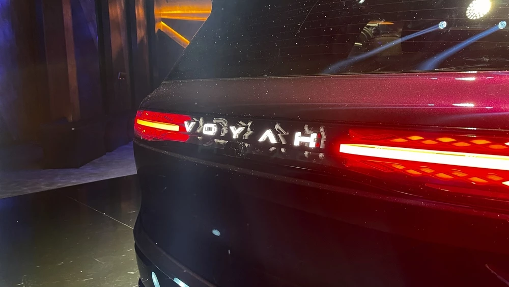 Voyah Taishan в России премьера сзади фонарь светящийся логотип