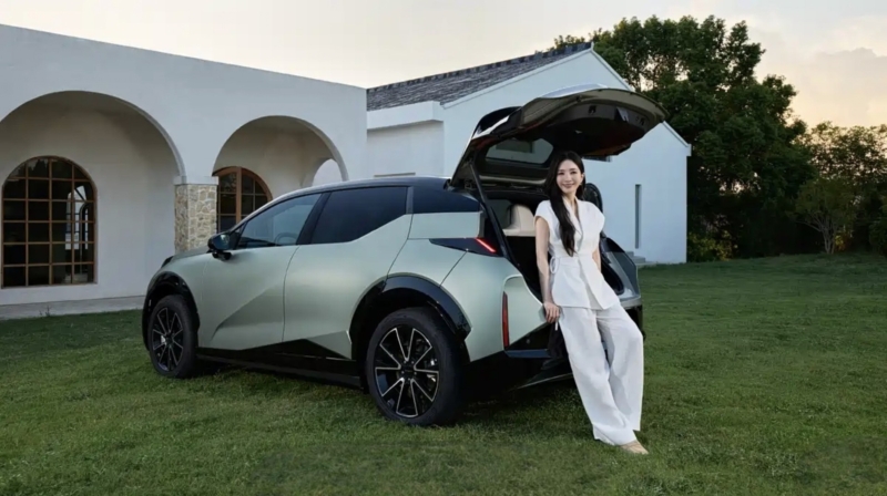 В Китае Zeekr X с двигателем 250 кВт и матовой отделкой стартует 5 ноября.