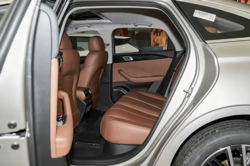 В Китае Geely Emgrand 2026 года получит новый двигатель 1.5T и стартует в предпродаже от 9900 долларов.