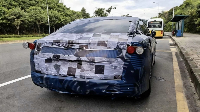 В Китае замечен новый седан BYD Han длиной 5,2 метра с обновленным дизайном экстерьера