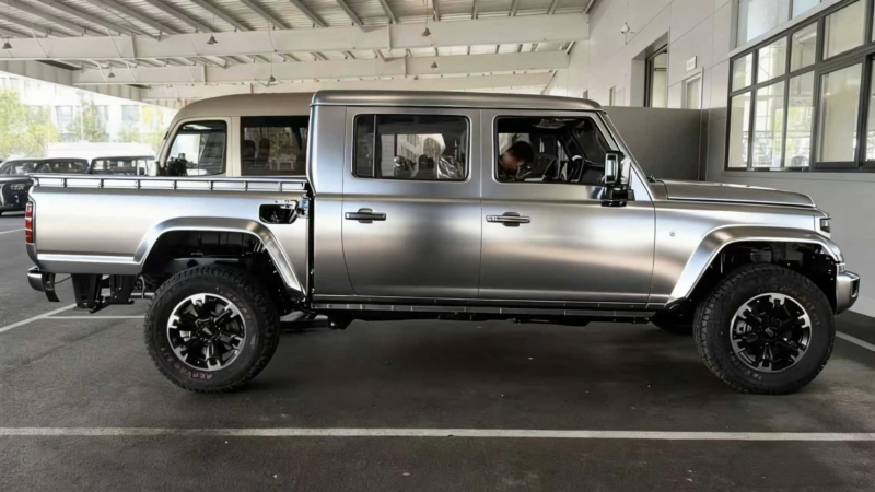 На автосалоне в Гуанчжоу BAW 212 T01 продемонстрируют как классические версии, так и новые кабриолеты и пикапы.