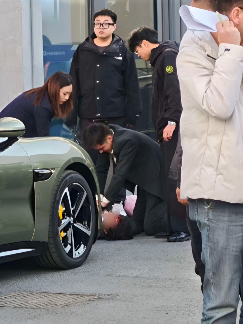 В Китае Xiaomi защищает водителя SU7, попавшего в ДТП с прохожим внутри центра доставки, подтверждает полиция.