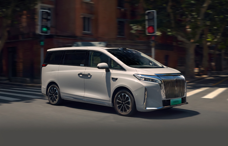 В Китае лучшие седан, хэтчбек, SUV, MPV: Wuling Mini EV, Tesla Model Y, Wey Gaoshan (ноябрь 2025)