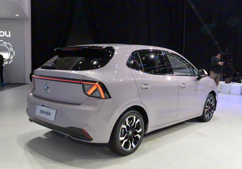 В Китае начались поставки хэтчбека MG4 Anxin Edition, первого серийного автомобиля с жидко-твердотельной батареей.