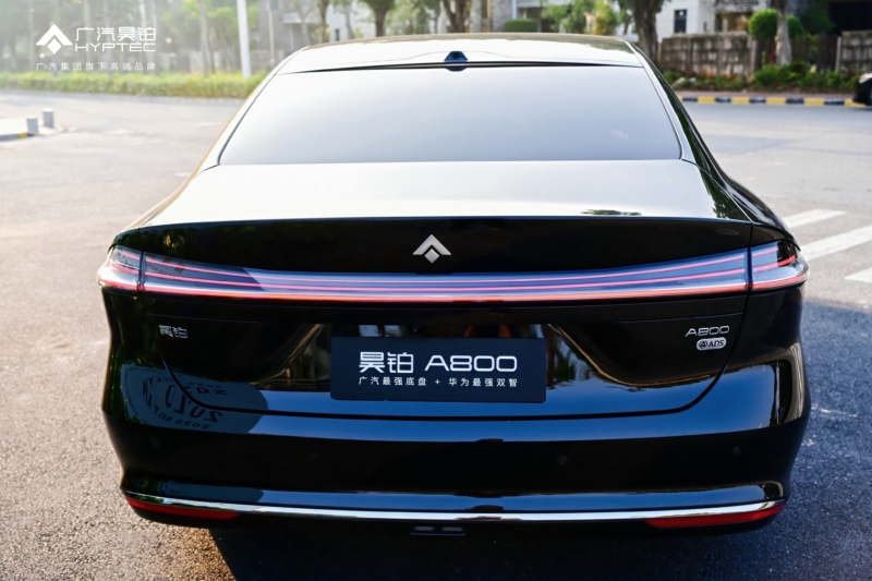 В Китае GAC Hyptec A800, флагманский EREV-седан с автопилотом L3 от Huawei, доступен для предзаказа.