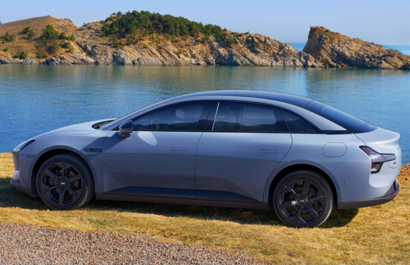 В Китае новый электроседан Xpeng Mona 03 предлагает 12 вариантов запаса хода от 485 до 640 км.