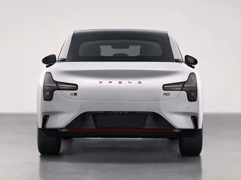 В Китае новый электроседан Xpeng Mona 03 предлагает 12 вариантов запаса хода от 485 до 640 км.