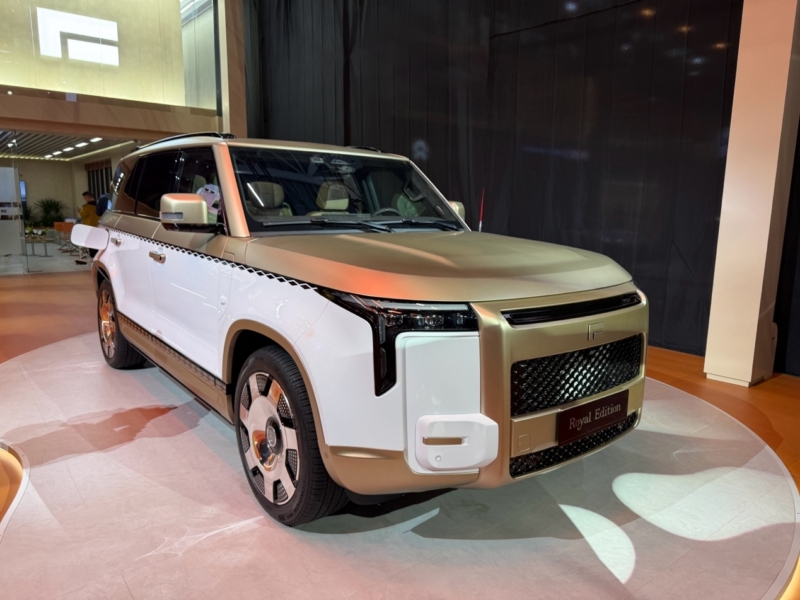 В Китае представлен электромобиль Polestones Adamas EREV с запасом хода 1405 км, мощностью до 469 л.с. и углом подъема 45° по цене ,800.