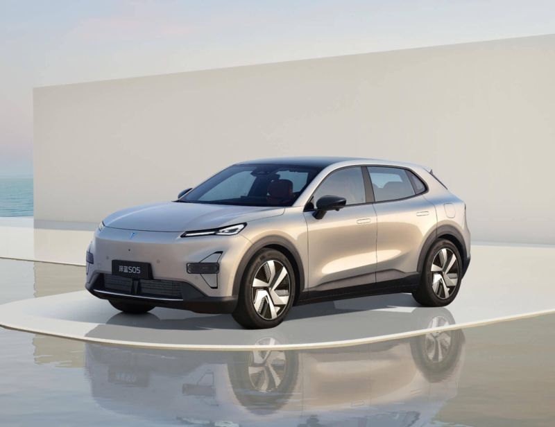 В Китае Deepal S05, электрокроссовер, произведенный на заводе Changan в Таиланде, поставляется в Европу.