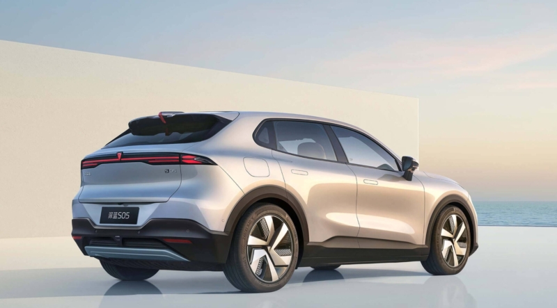 В Китае Deepal S05, электрокроссовер, произведенный на заводе Changan в Таиланде, поставляется в Европу.