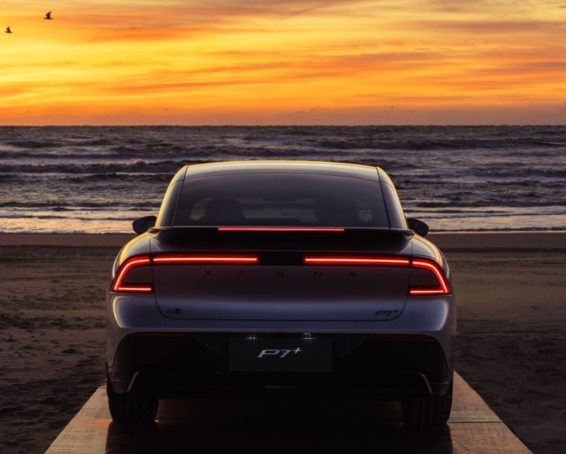 В Китае стартует мировой запуск седана Xpeng P7+ 2026 года, который станет лидером по запасу хода на электротяге.