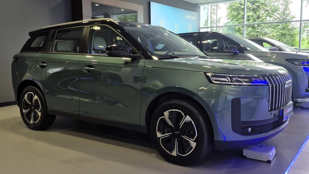 Jaecoo J5 спереди сбоку у дилера в автосалоне «Автодом»