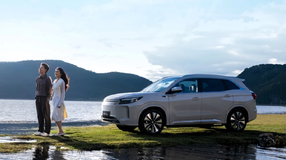 обновленный dongfeng landian e5 plus рестайлинг 2025 сбоку спереди