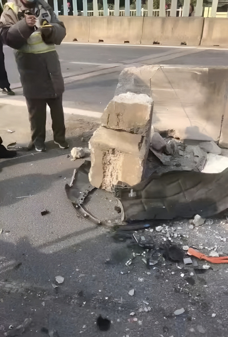 В Китае электрокар Nio EC6 разделился на части, но батарея уцелела, а пассажиры невредимы.