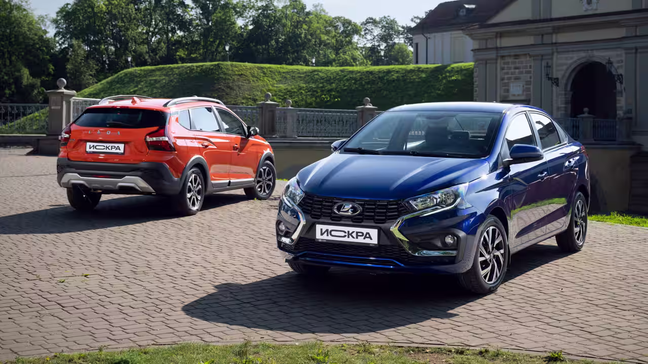 В России стартовали продажи новой «Лады Искры», и россияне активно раскупают доступную модель.