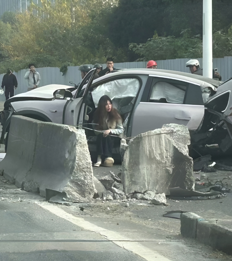 В Китае электрокар Nio EC6 разделился на части, но батарея уцелела, а пассажиры невредимы.