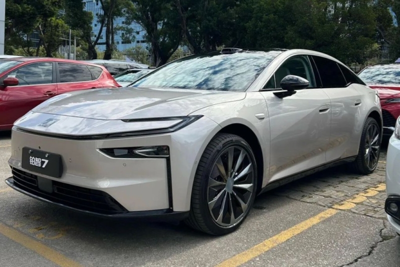 В Китае Toyota bZ7 поступит в продажу с мотором Huawei DriveONE до запуска в 2026 году.