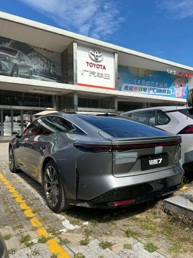 В Китае Toyota bZ7 поступит в продажу с мотором Huawei DriveONE до запуска в 2026 году.