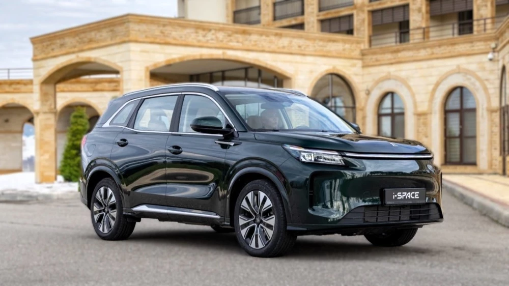 evolute i-space гибридный кроссовер сбоку спереди