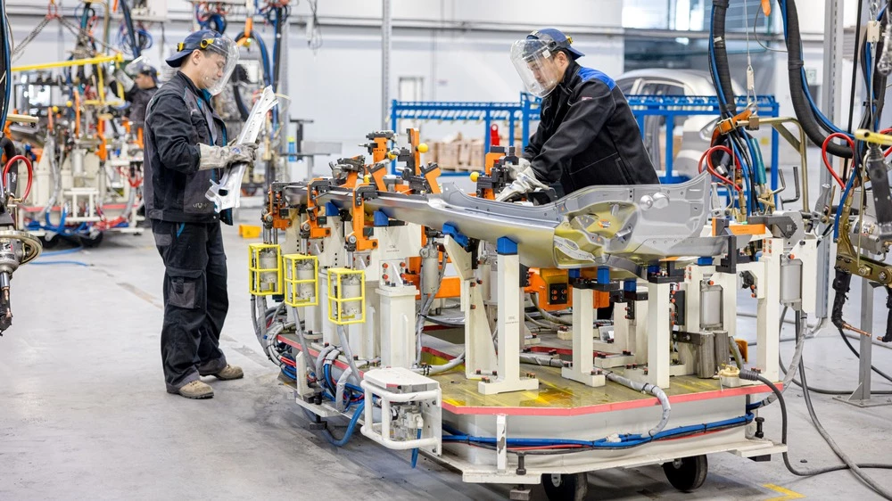 завод Astana Motors Manufacturing Kazakhstan AMMKZ сварочный цех рабочие