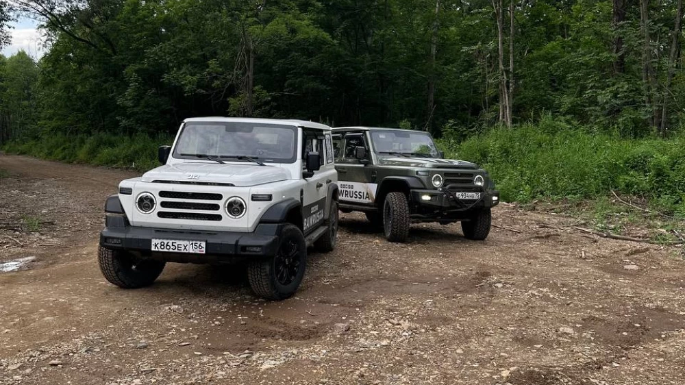 baw 212 baw russia внедорожник белый зеленый сбоку спереди автопробег рамный