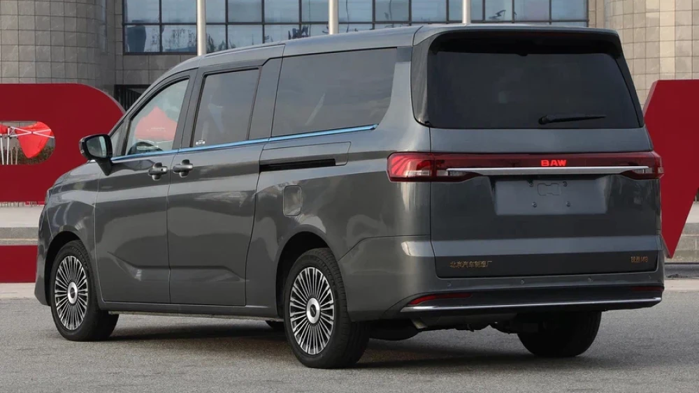 BAW готовит новый автомобиль для России m8 последовательный гибрид минивэн сбоку сзади серый