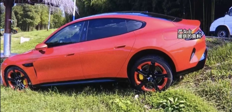 В Китае во время автопарковки передний бампер электромобиля Xiaomi SU7 оказался под водой.