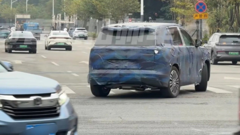 В Китае замечен флагманский кроссовер BYD Dynasty-D с подруливающими задними колесами