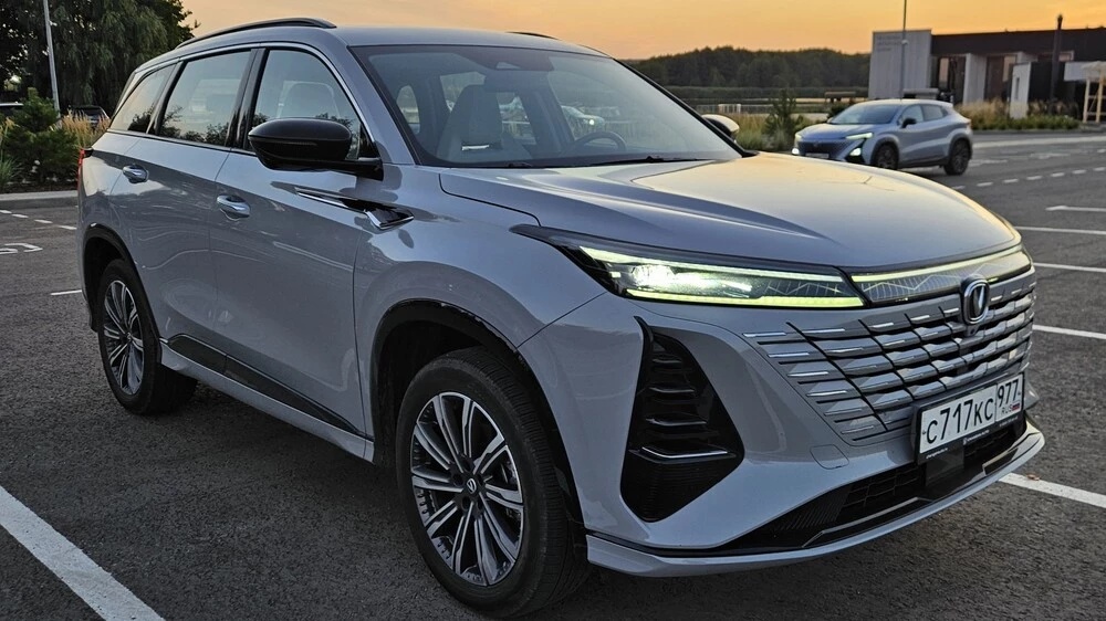 Changan CS75 Plus обновленный третьего поколения сбоку спереди вечерний свет фары