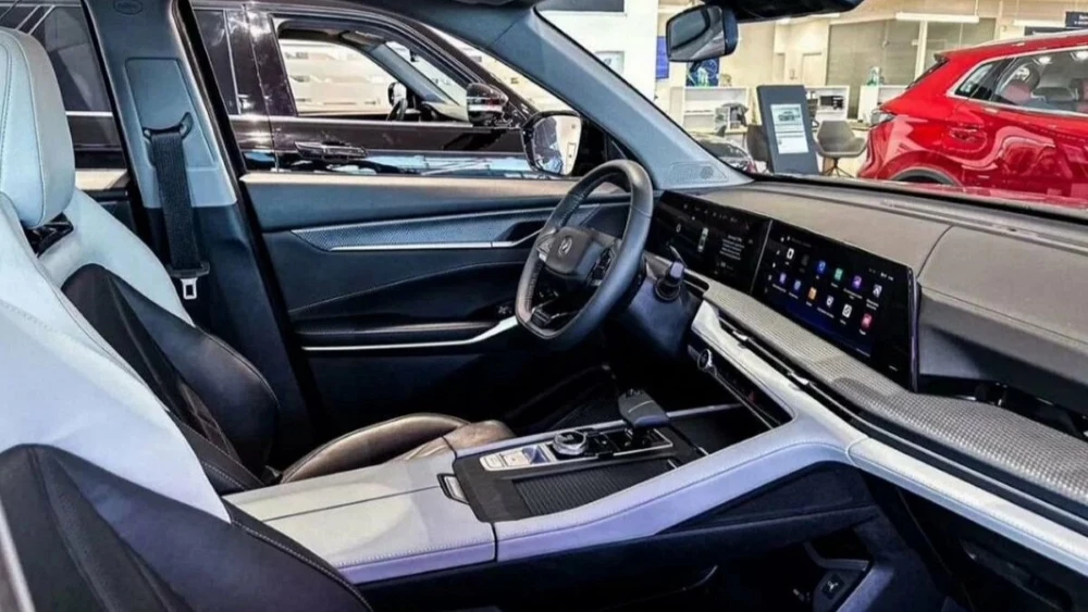 Полноприводный Changan CS75 Plus третьего поколения салон интерьер у дилера в автосалоне в екатеринбурге лаки моторс