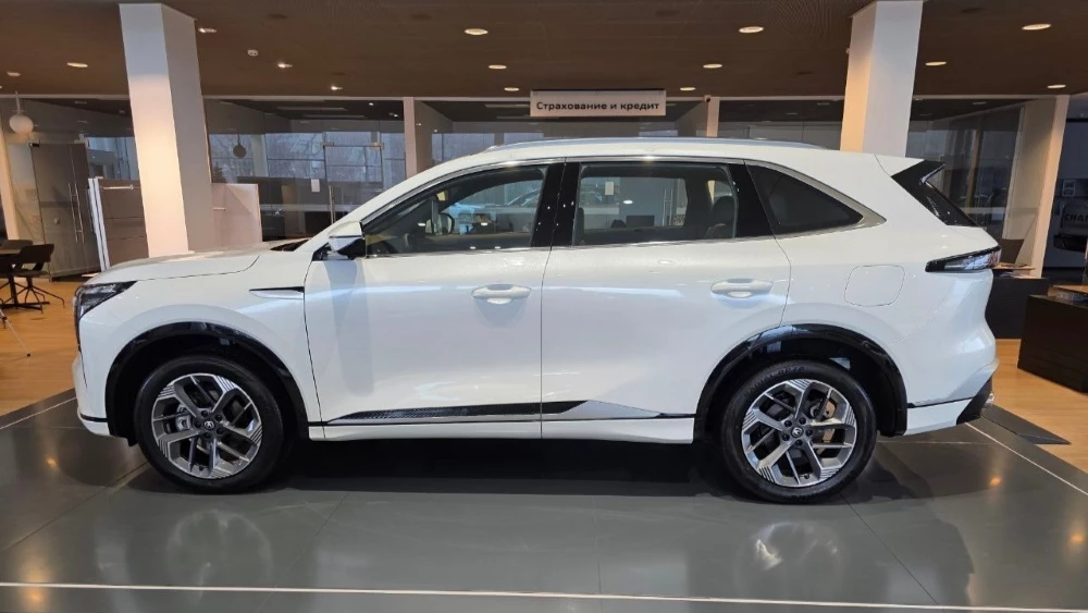 Полноприводный Changan CS75 Plus четвертого поколения сбоку у дилера в автосалоне в новороссийске