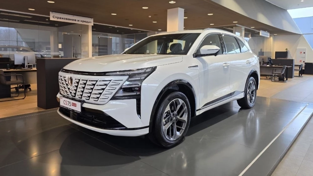 Полноприводный Changan CS75 Plus четвертого поколения сбоку спереди у дилера в автосалоне в новороссийске