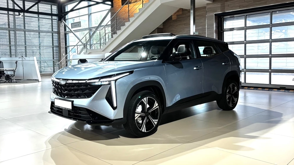 Geely Atlas у дилера в автосалоне Обухов Сбоку спереди утильсбор